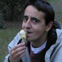Miguel Ángel Ribes comiendo setas